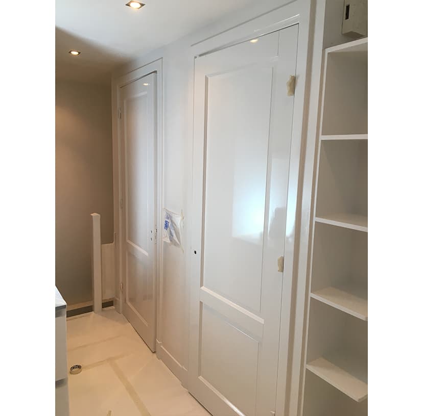 Vakschilder aan het werk met moderne airless spuitapparatuur