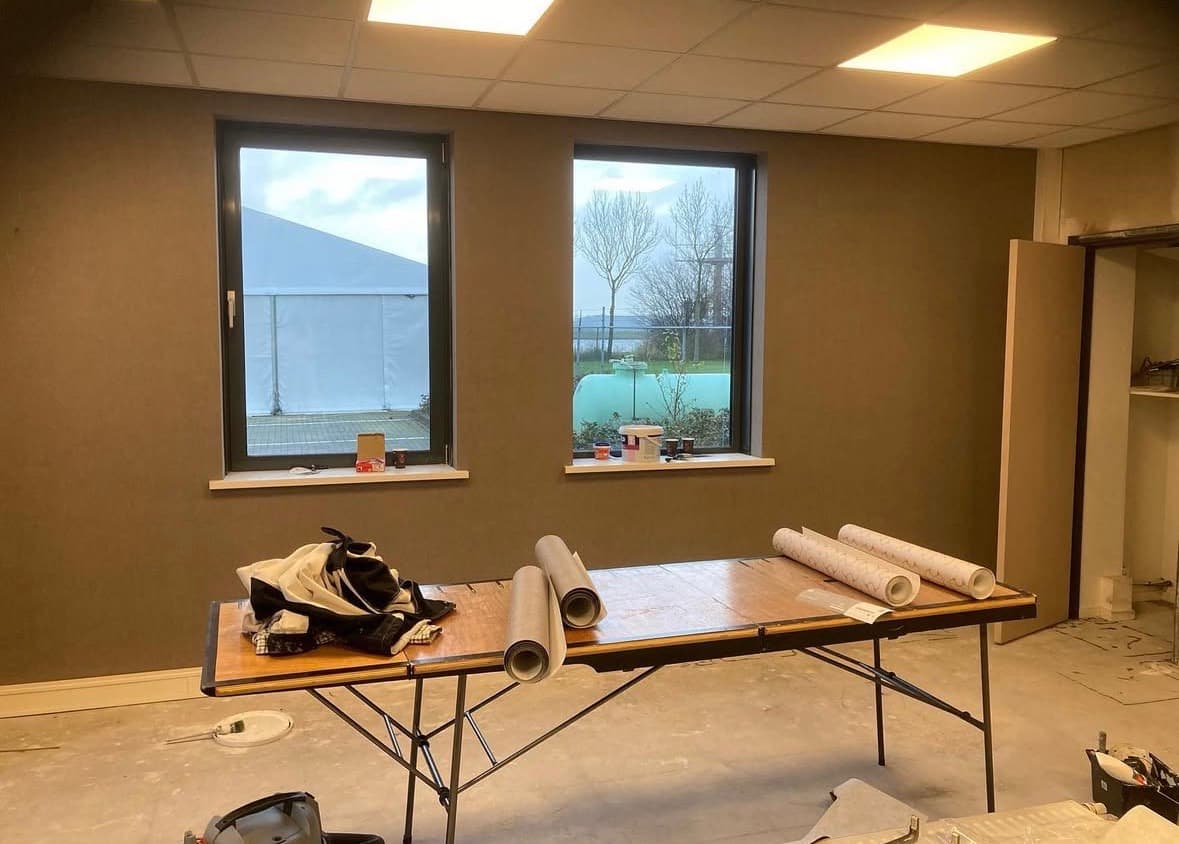 Vakschilder brengt naadloos renovlies aan