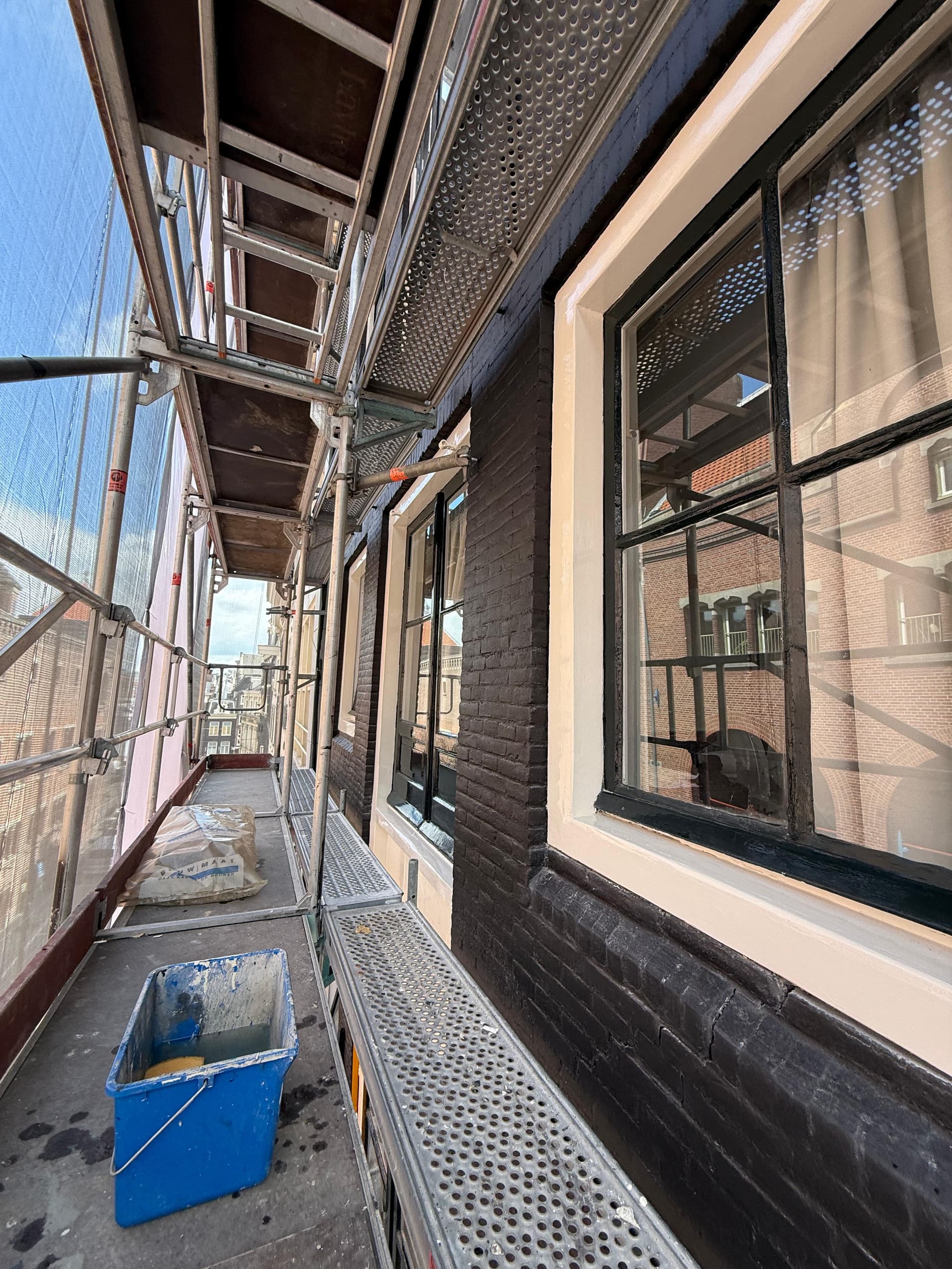 Vakschilder aan het werk op een steiger